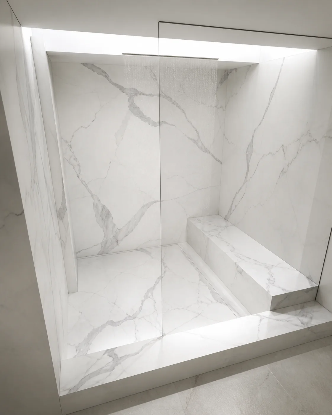 Sunken wet room lined with large-format Statuario-effect porcelain